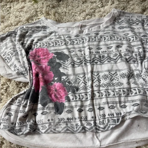 Chic Women's Short Sleeve Top with Gray and Pink Floral Design - Picture 5 of 5